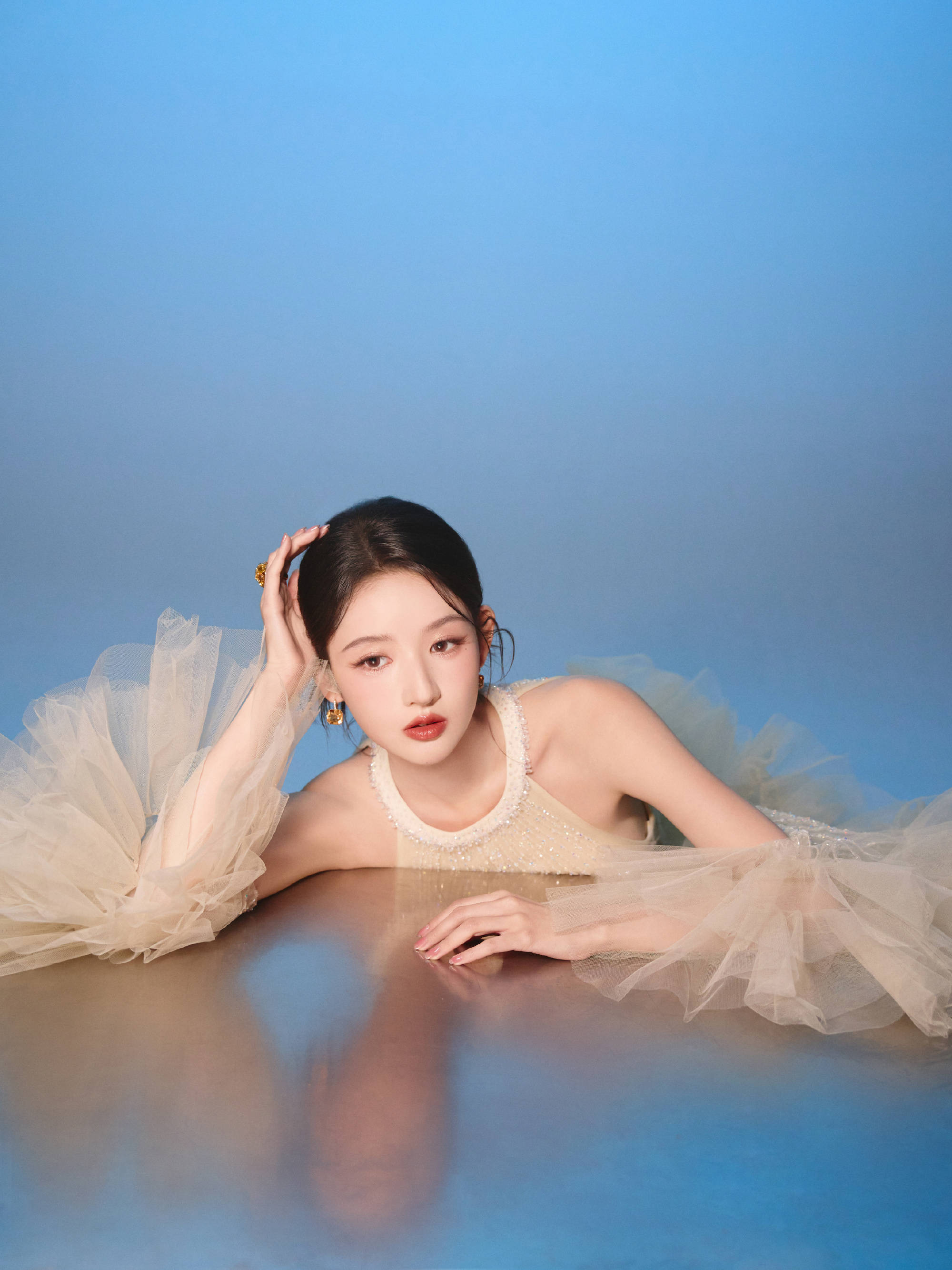 王玉雯穿亮片轻纱裙似优雅天鹅！好意思貌养眼气质在线