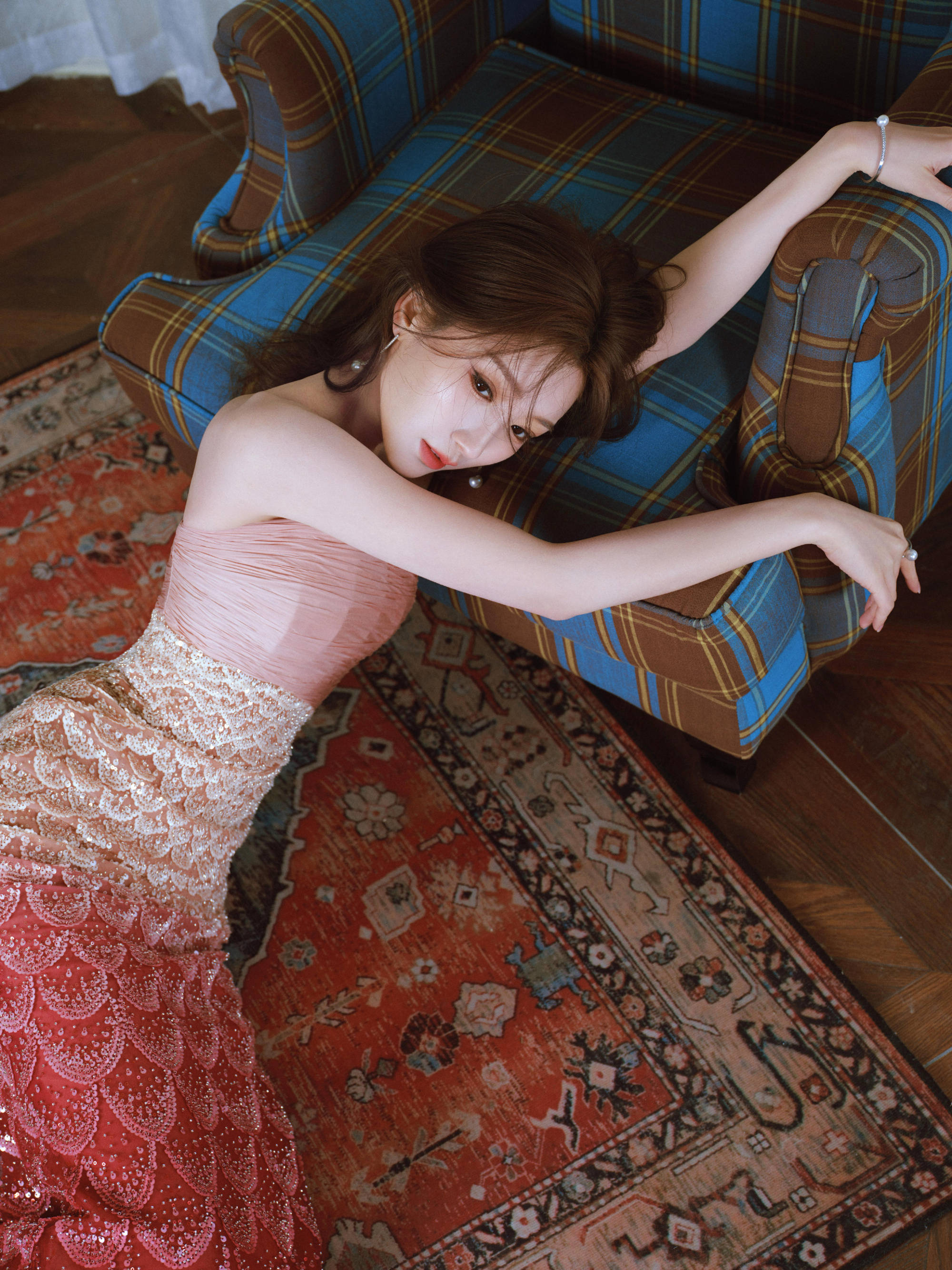 毛晓彤身着红色渐变鱼尾裙 身姿唯妙弧线迷东谈主