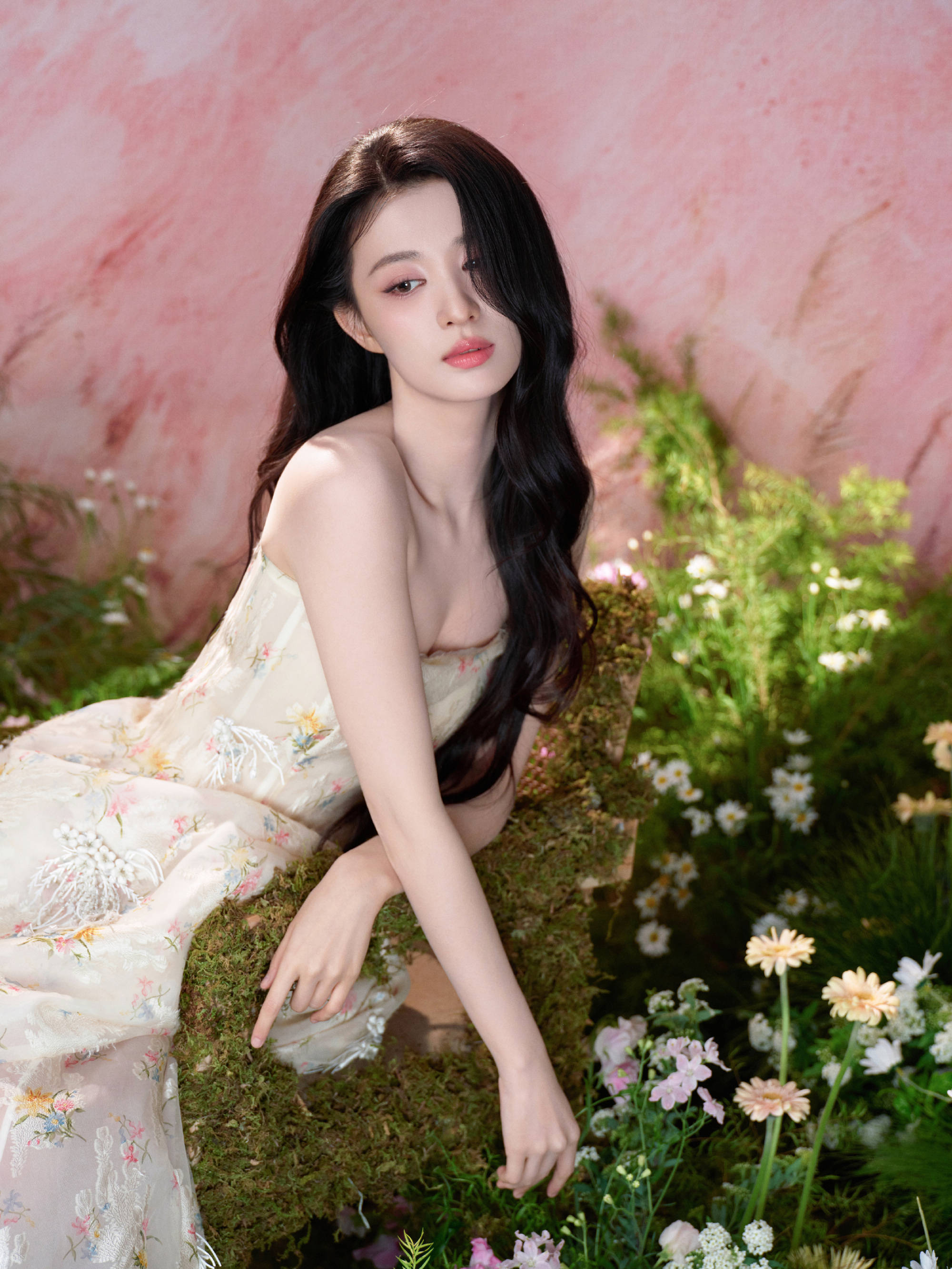 王楚然春日氛围感大片曝光！穿印花裙化身甜好意思仙女