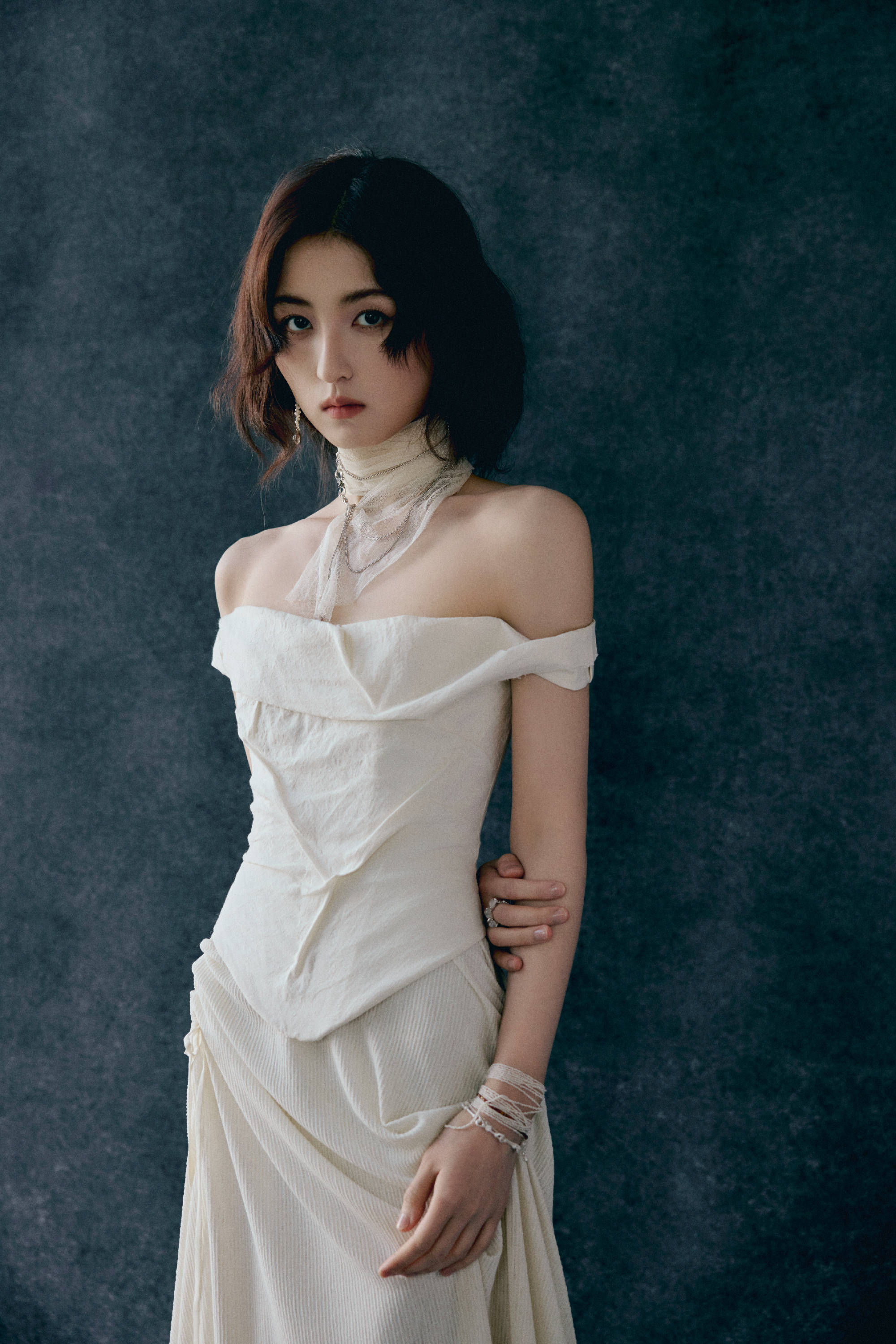 张子枫穿一字肩长裙秘籍矜贵 垂眸千里想似女神驾临