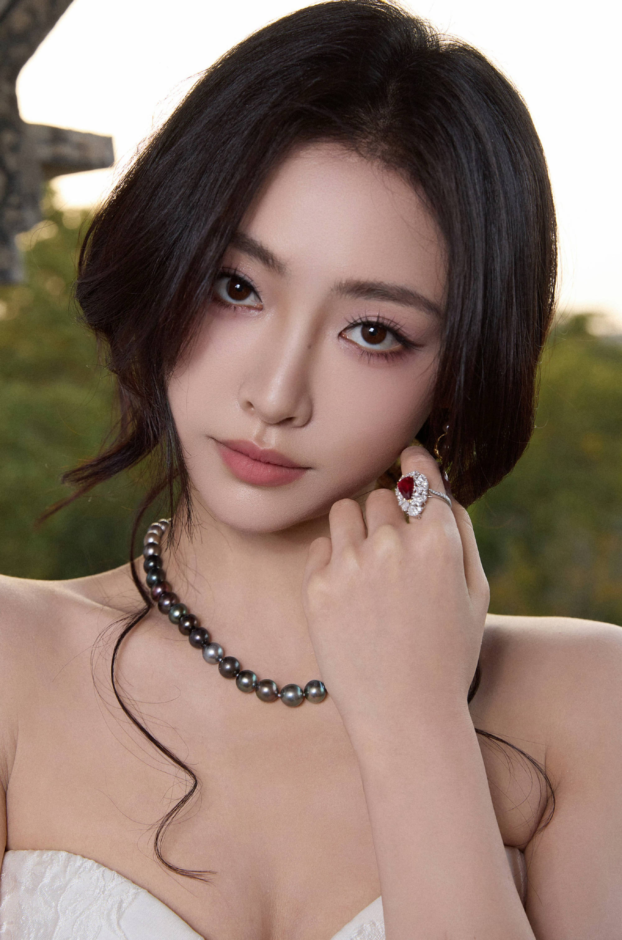 许佳琪穿白抹胸裙魅惑性感 盘发造型尽显撩东说念主魔力