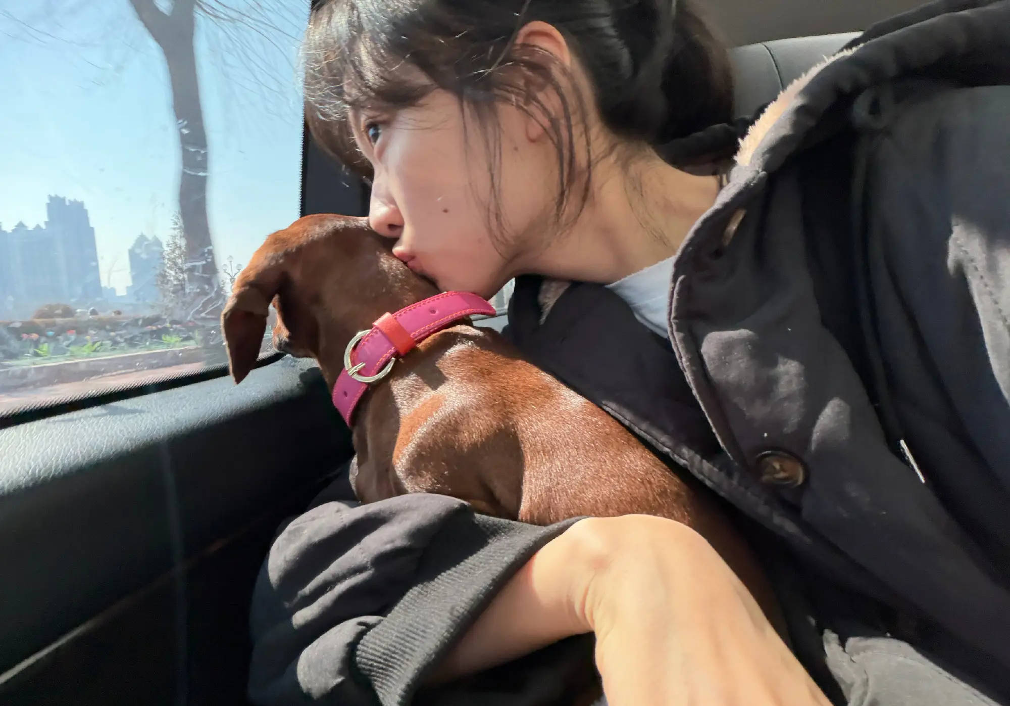 孙千蓝丝巾束发气质阴凉 卡其风衣尽显马虎顺心感