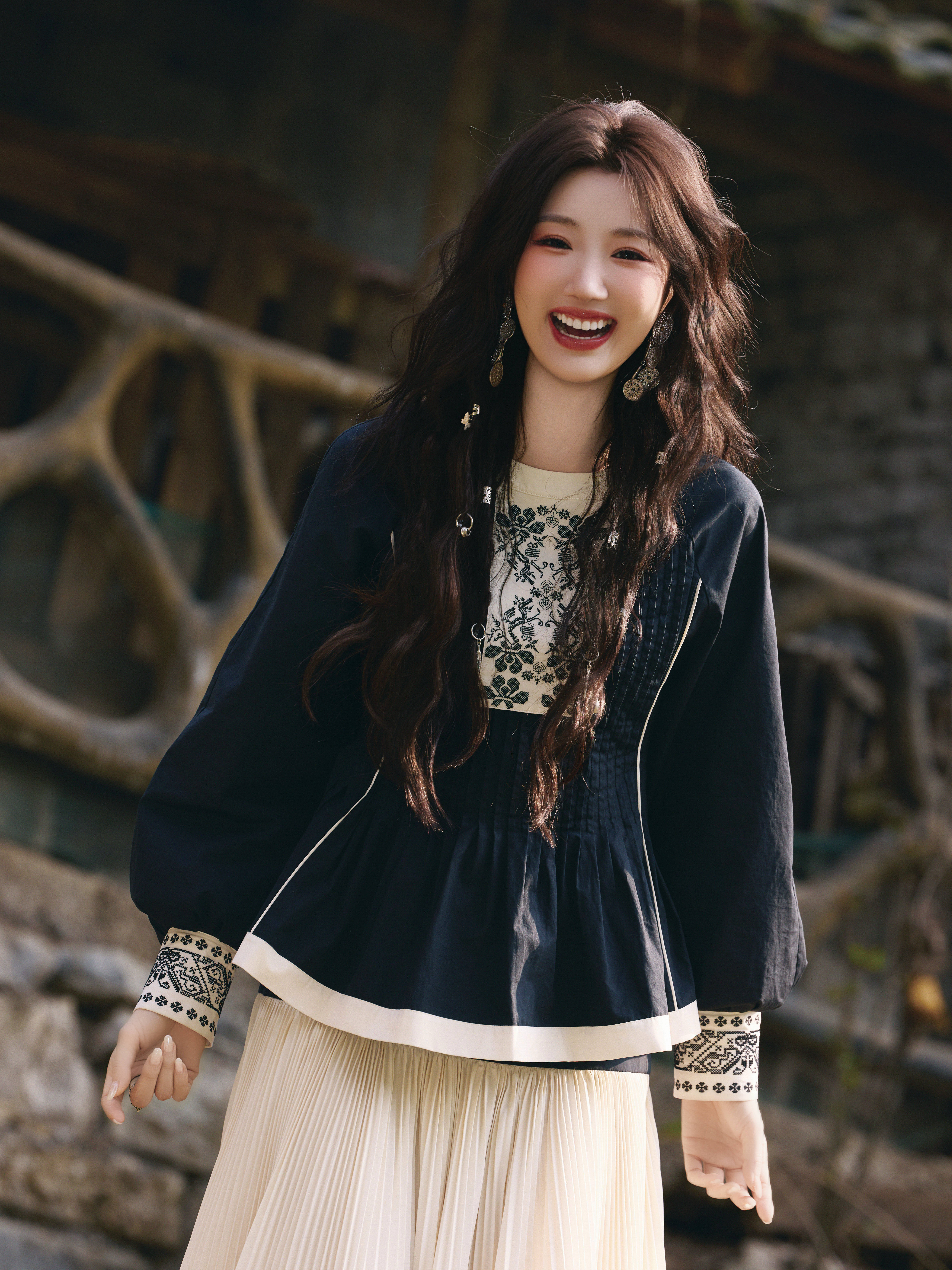 毛晓彤穿民族风衣饰阳光下含笑 长发答应轻易目田