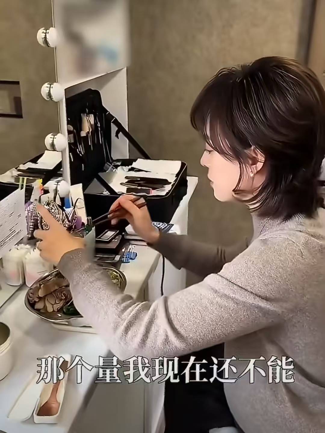 孙俪片场吃减脂餐超自律 餐食克数边界分绝不差