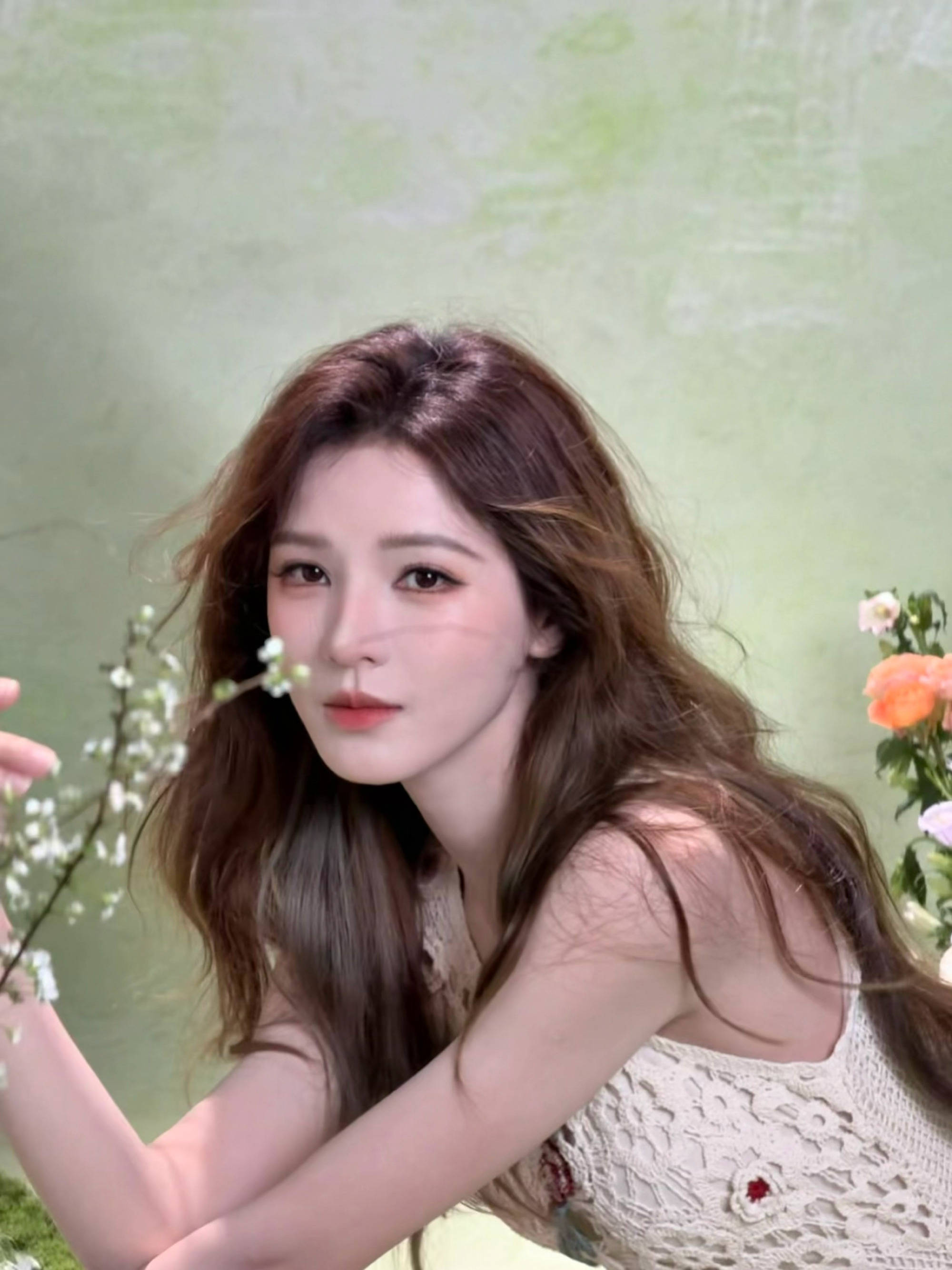 张予曦化身春日花仙子！踏进似锦丛中唯好意思放胆