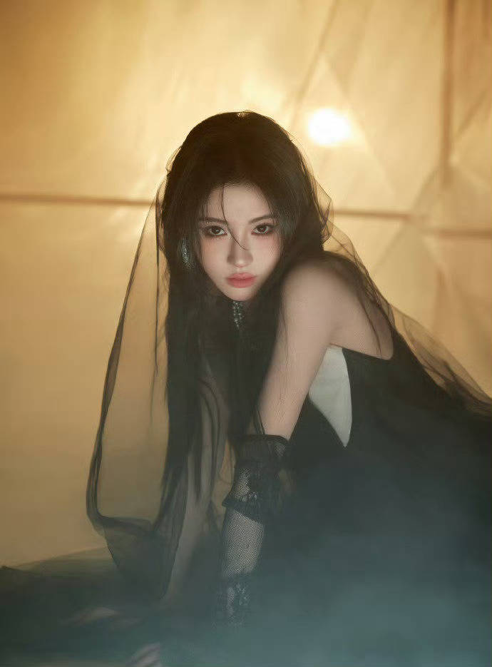 鞠婧祎黑纱长裙魅影翩跹 雾境光影下宛若神女下凡