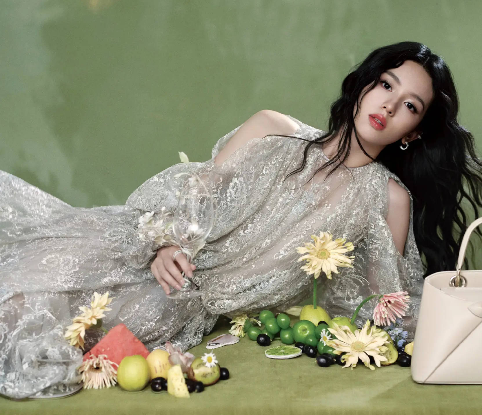 周也穿透视裙秀唯妙身姿 与鲜花绿植合影簇新怡东说念主