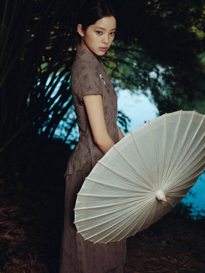 欧阳娜娜新登科旗袍造型 温婉古典尽显东方诗意