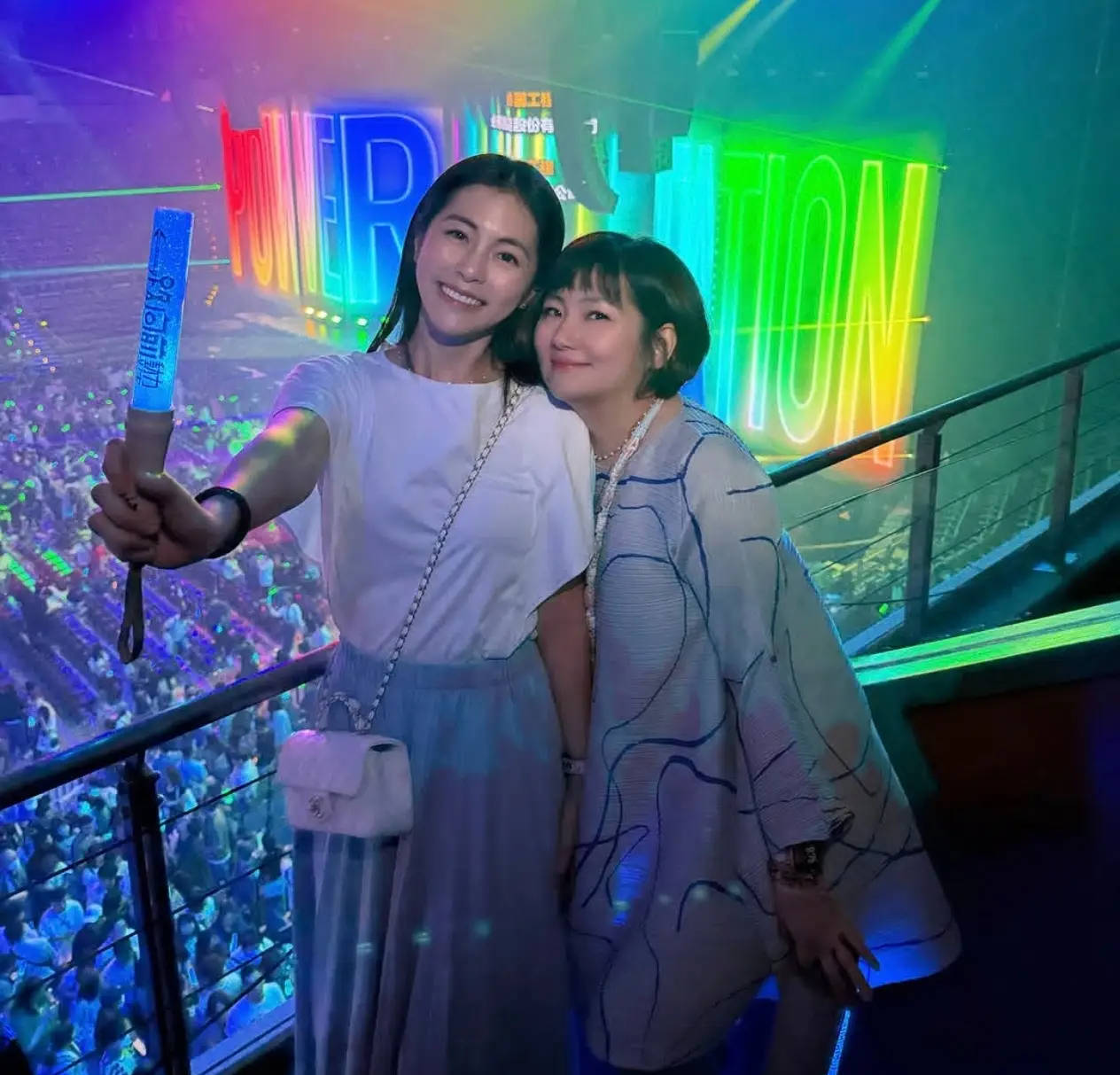 Selina一家不雅看演唱会 小腰果乖巧坐在姆妈腿上
