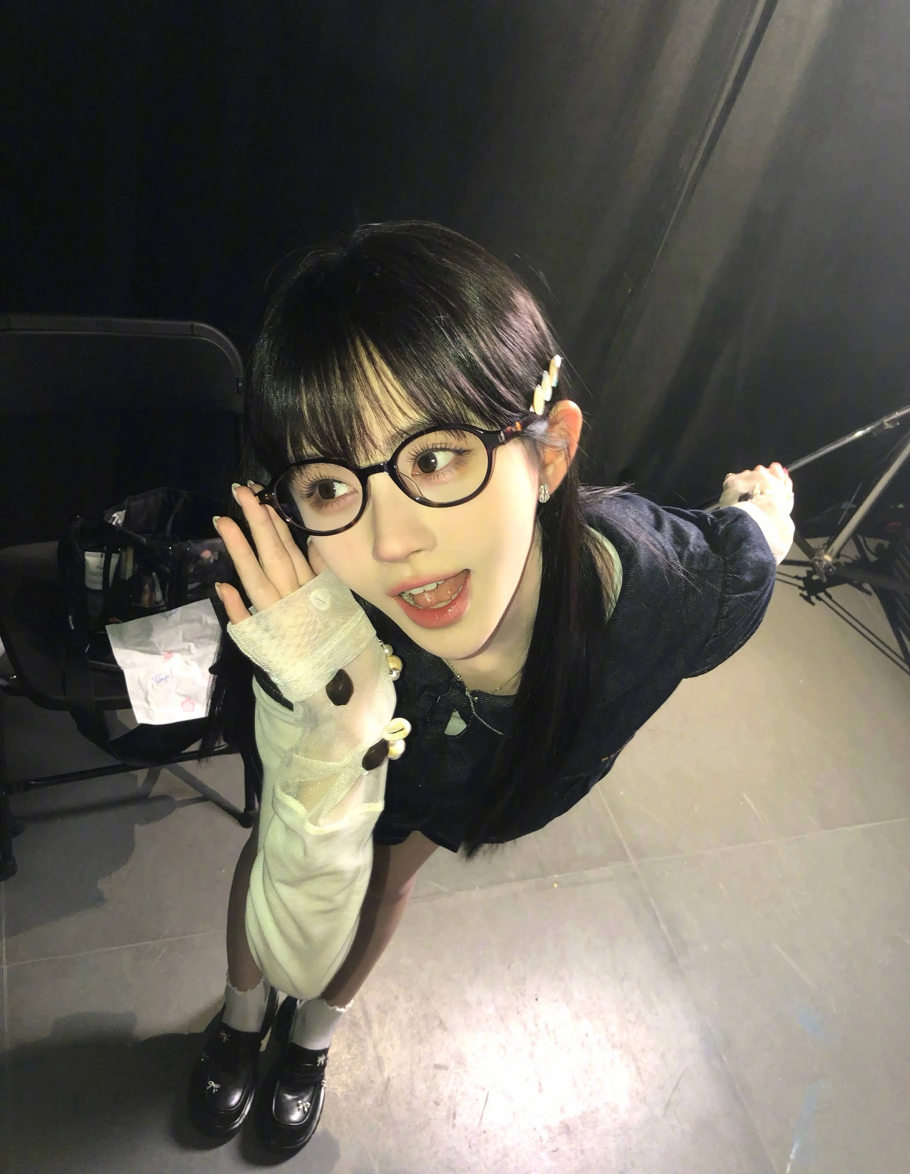 鞠婧祎穿亚比风套装可儿灵动 单手托眼镜卖萌遏抑