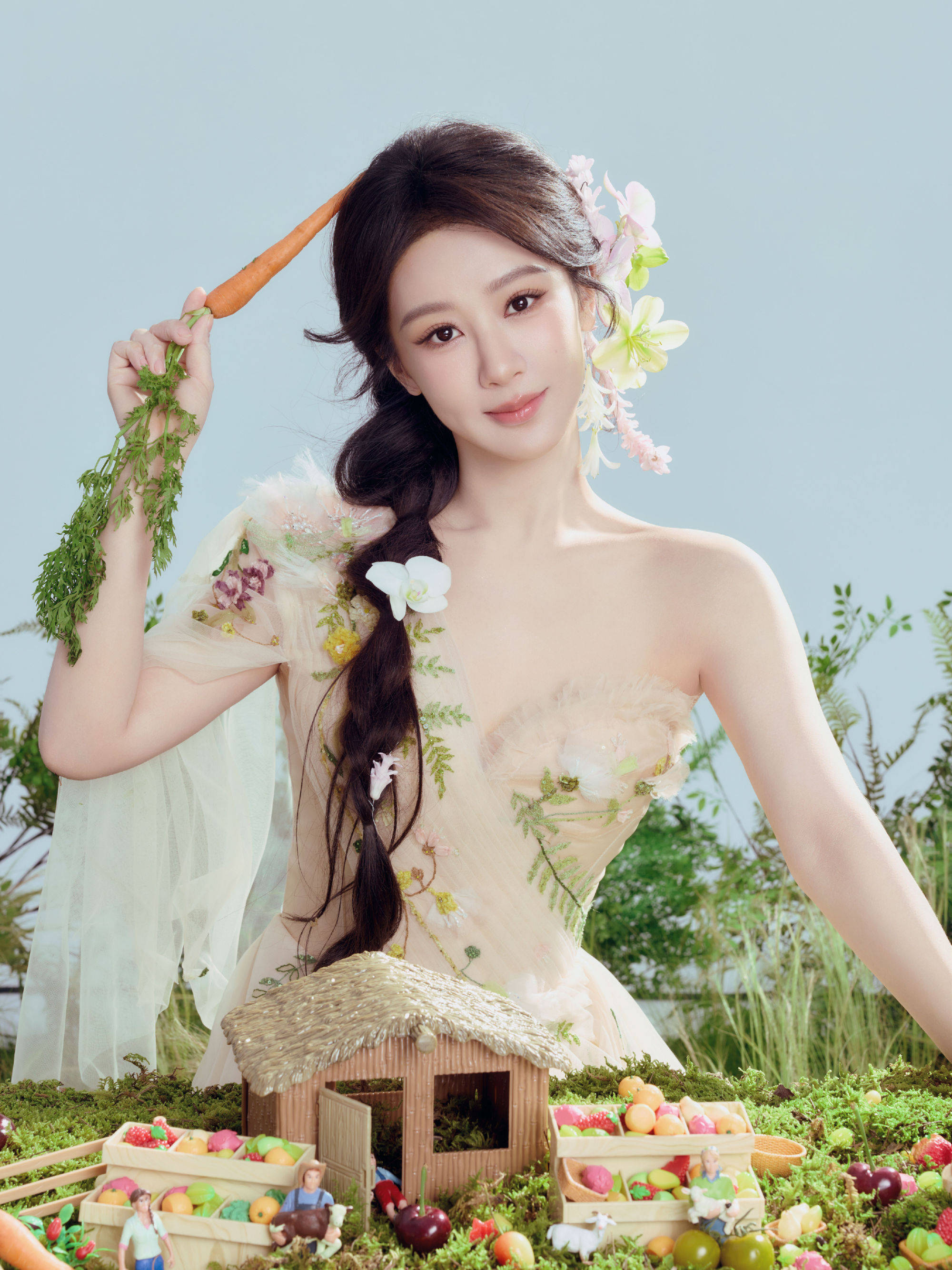 杨紫最新写照大片簇新当然！穿斜肩轻纱裙优雅甜好意思