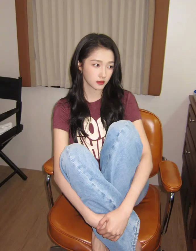 关晓彤身穿棕色T恤配牛仔裤 芳华靓丽仙女感满满