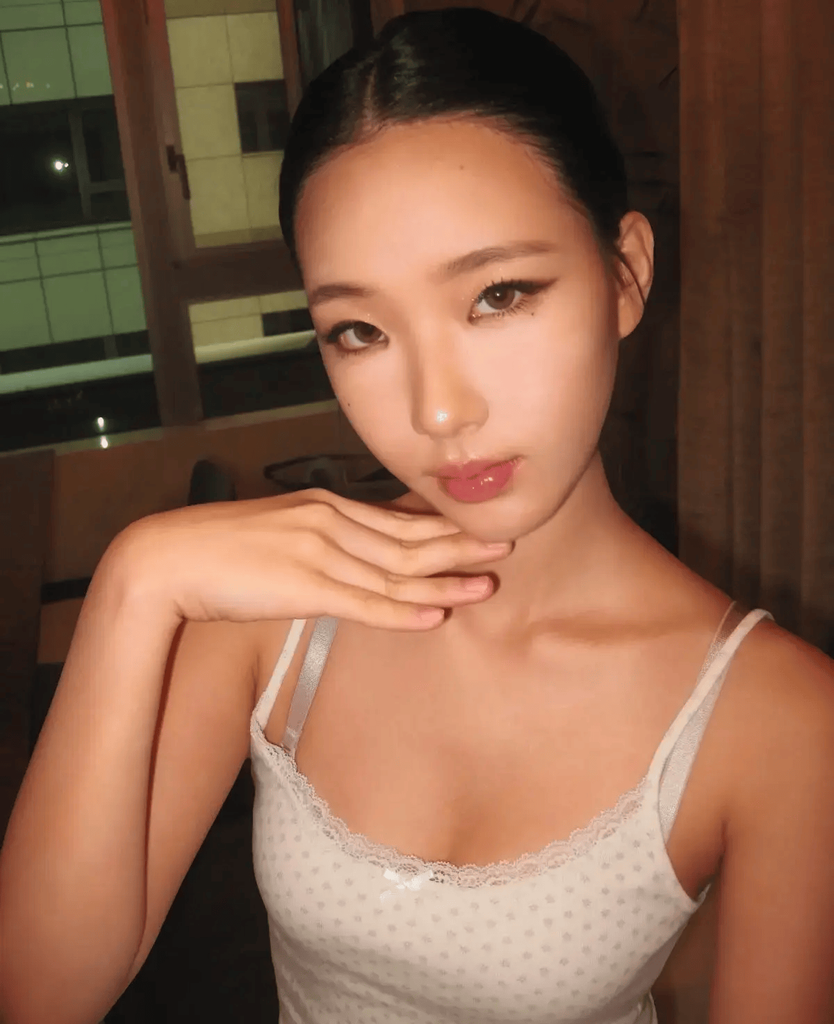 许曦文穿白色吊带居家服 韩风妆容又好意思又飒