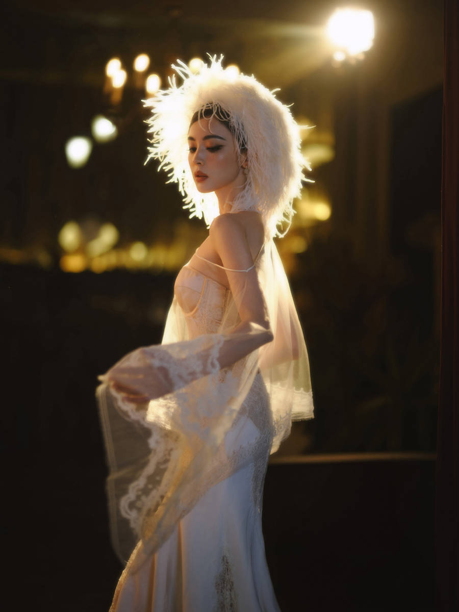 娜扎戴羽毛头饰宛若蟾光神女 穿蕾丝礼裙性感灵动